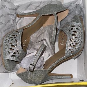 Brand new. Box not included. Never worn. Comes with extra rhinestones